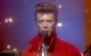 David Bowie performs 'Life On Mars?' on the Tonight Show in 1980