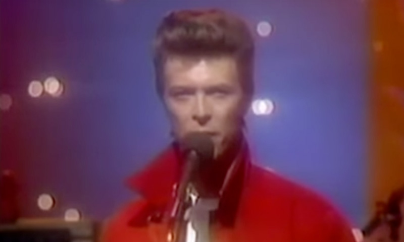 David Bowie performs 'Life On Mars?' on the Tonight Show in 1980