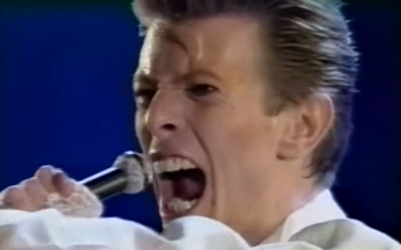 David Bowie performs Rock 'N' Roll Suicide live in Tokyo on the Sound & Vision tour