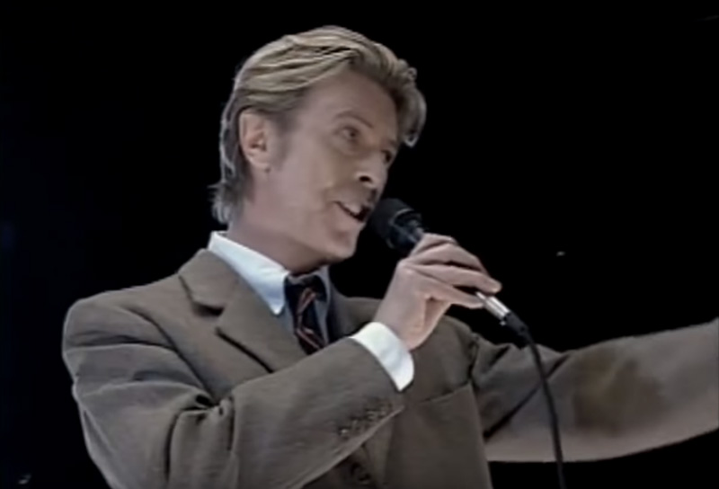 David Bowie sings 'America' at Robin Hood Foundation benefit gig in 2002